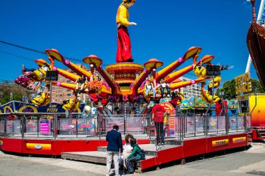 Seville, İspanya - 05 Mayıs 2022 Feria de Sevilla lunaparkı, eğlence ve gezintiler tekrar açıldı.