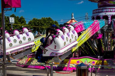 Seville, İspanya - 05 Mayıs 2022 Feria de Sevilla lunaparkı, eğlence ve gezintiler tekrar açıldı.