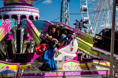 Seville, İspanya - 05 Mayıs 2022 Feria de Sevilla lunaparkı, eğlence ve gezintiler tekrar açıldı.