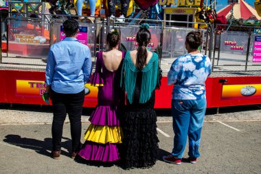 Seville, İspanya - 05 Mayıs 2022 Feria de Sevilla lunaparkı, eğlence ve gezintiler tekrar açıldı.