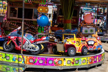 Seville, İspanya - 05 Mayıs 2022 Feria de Sevilla lunaparkı, eğlence ve gezintiler tekrar açıldı.