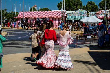 Seville, İspanya - 05 Mayıs 2022 Feria de Sevilla lunaparkı, eğlence ve gezintiler tekrar açıldı.