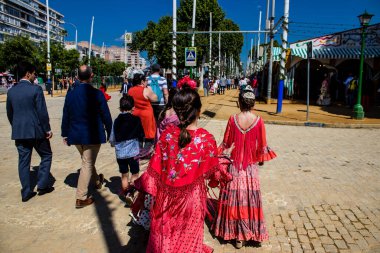 Seville, İspanya - 05 Mayıs 2022 Feria de Sevilla lunaparkı, eğlence ve gezintiler tekrar açıldı.