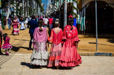 Seville, İspanya - 05 Mayıs 2022 Feria de Sevilla lunaparkı, eğlence ve gezintiler tekrar açıldı.