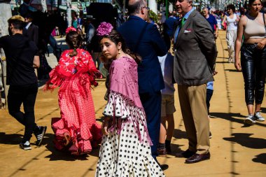 Seville, İspanya - 05 Mayıs 2022 Feria de Sevilla lunaparkı, eğlence ve gezintiler tekrar açıldı.