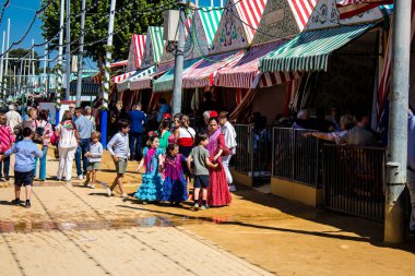 Seville, İspanya - 05 Mayıs 2022 Feria de Sevilla lunaparkı, eğlence ve gezintiler tekrar açıldı.