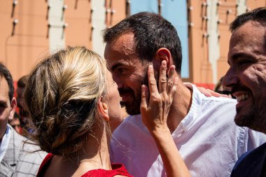 Seville, İspanya - 5 Mayıs 2022 'de Çalışma Bakanı Yolanda Diaz, Feria de Sevilla' nın koridorlarında yürüyordu.