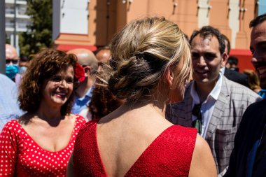 Seville, İspanya - 5 Mayıs 2022 'de Çalışma Bakanı Yolanda Diaz, Feria de Sevilla' nın koridorlarında yürüyordu.