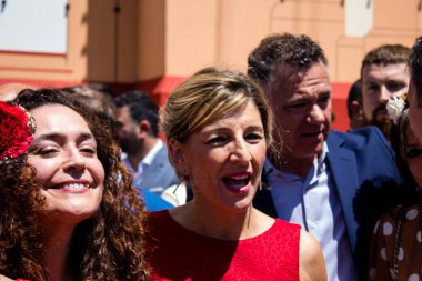 Seville, İspanya - 5 Mayıs 2022 'de Çalışma Bakanı Yolanda Diaz, Feria de Sevilla' nın koridorlarında yürüyordu.