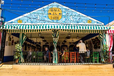 Seville, İspanya - 5 Mayıs 2022 Feria de Seville Evleri, insanlar arkadaşlarıyla içki içip flamenko dansı yapıyorlar.