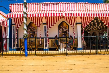 Seville, İspanya - 5 Mayıs 2022 Feria de Seville Evleri, insanlar arkadaşlarıyla içki içip flamenko dansı yapıyorlar.