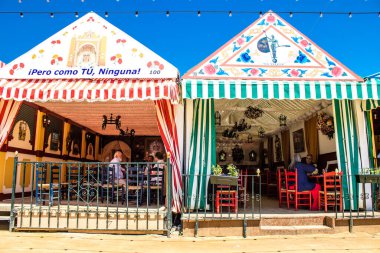 Seville, İspanya - 5 Mayıs 2022 Feria de Seville Evleri, insanlar arkadaşlarıyla içki içip flamenko dansı yapıyorlar.