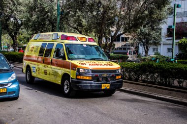 Tel Aviv, İsrail - 07 Mayıs 2022 Ambulans Coronavirus salgını sırasında Tel Aviv sokaklarından geçerek İsrail 'i vurdu.