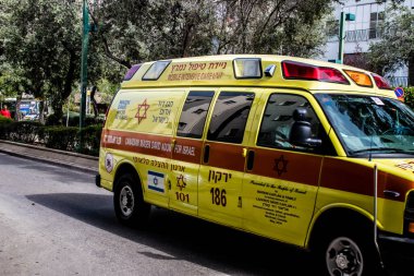 Tel Aviv, İsrail - 07 Mayıs 2022 Ambulans Coronavirus salgını sırasında Tel Aviv sokaklarından geçerek İsrail 'i vurdu.