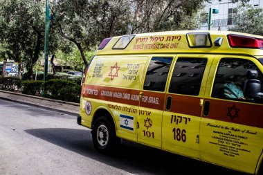 Tel Aviv, İsrail - 07 Mayıs 2022 Ambulans Coronavirus salgını sırasında Tel Aviv sokaklarından geçerek İsrail 'i vurdu.