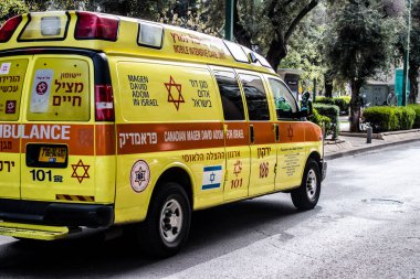 Tel Aviv, İsrail - 07 Mayıs 2022 Ambulans Coronavirus salgını sırasında Tel Aviv sokaklarından geçerek İsrail 'i vurdu.