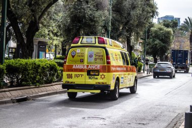 Tel Aviv, İsrail - 07 Mayıs 2022 Ambulans Coronavirus salgını sırasında Tel Aviv sokaklarından geçerek İsrail 'i vurdu.