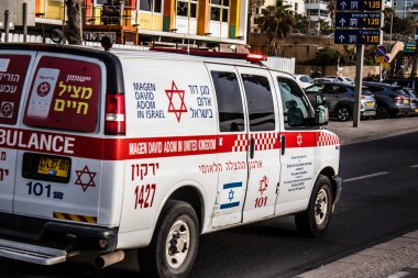 Tel Aviv, İsrail - 07 Mayıs 2022 Ambulans Coronavirus salgını sırasında Tel Aviv sokaklarından geçerek İsrail 'i vurdu.