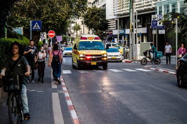 Tel Aviv, İsrail - 07 Mayıs 2022 Ambulans Coronavirus salgını sırasında Tel Aviv sokaklarından geçerek İsrail 'i vurdu.