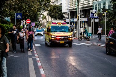Tel Aviv, İsrail - 07 Mayıs 2022 Ambulans Coronavirus salgını sırasında Tel Aviv sokaklarından geçerek İsrail 'i vurdu.