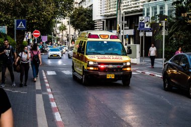 Tel Aviv, İsrail - 07 Mayıs 2022 Ambulans Coronavirus salgını sırasında Tel Aviv sokaklarından geçerek İsrail 'i vurdu.