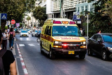 Tel Aviv, İsrail - 07 Mayıs 2022 Ambulans Coronavirus salgını sırasında Tel Aviv sokaklarından geçerek İsrail 'i vurdu.