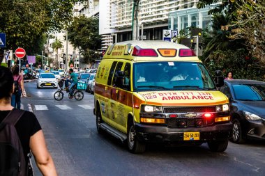 Tel Aviv, İsrail - 07 Mayıs 2022 Ambulans Coronavirus salgını sırasında Tel Aviv sokaklarından geçerek İsrail 'i vurdu.