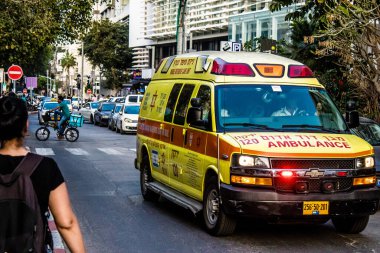 Tel Aviv, İsrail - 07 Mayıs 2022 Ambulans Coronavirus salgını sırasında Tel Aviv sokaklarından geçerek İsrail 'i vurdu.