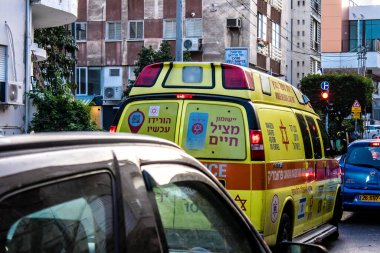 Tel Aviv, İsrail - 07 Mayıs 2022 Ambulans Coronavirus salgını sırasında Tel Aviv sokaklarından geçerek İsrail 'i vurdu.