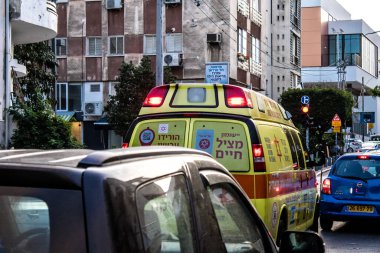 Tel Aviv, İsrail - 07 Mayıs 2022 Ambulans Coronavirus salgını sırasında Tel Aviv sokaklarından geçerek İsrail 'i vurdu.