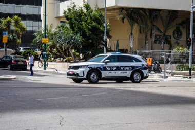 Tel Aviv, İsrail - 07 Mayıs 2022 Coronavirus salgını sırasında Tel Aviv sokaklarında dolaşan polis arabası İsrail 'i vurdu.