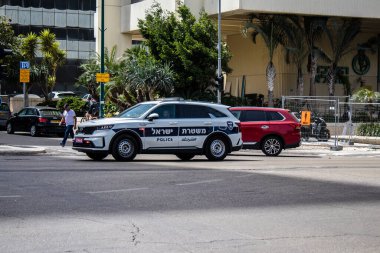 Tel Aviv, İsrail - 07 Mayıs 2022 Coronavirus salgını sırasında Tel Aviv sokaklarında dolaşan polis arabası İsrail 'i vurdu.