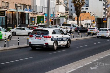 Tel Aviv, İsrail - 07 Mayıs 2022 Coronavirus salgını sırasında Tel Aviv sokaklarında dolaşan polis arabası İsrail 'i vurdu.