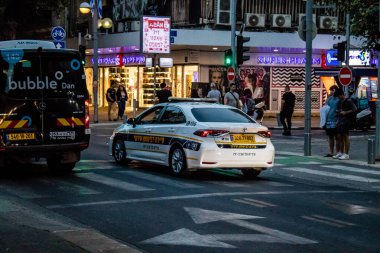 Tel Aviv, İsrail - 07 Mayıs 2022 Coronavirus salgını sırasında Tel Aviv sokaklarında dolaşan polis arabası İsrail 'i vurdu.