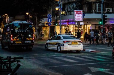 Tel Aviv, İsrail - 07 Mayıs 2022 Coronavirus salgını sırasında Tel Aviv sokaklarında dolaşan polis arabası İsrail 'i vurdu.