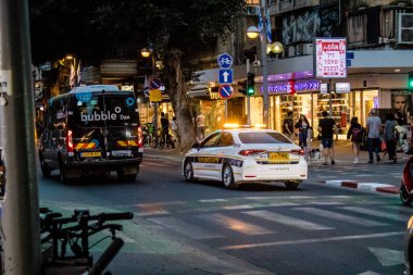 Tel Aviv, İsrail - 07 Mayıs 2022 Coronavirus salgını sırasında Tel Aviv sokaklarında dolaşan polis arabası İsrail 'i vurdu.