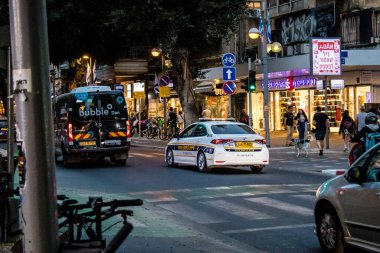 Tel Aviv, İsrail - 07 Mayıs 2022 Coronavirus salgını sırasında Tel Aviv sokaklarında dolaşan polis arabası İsrail 'i vurdu.