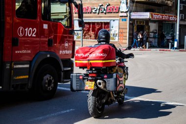 Tel Aviv, İsrail - 07 Mayıs 2022 Coronavirus salgını sırasında Tel Aviv sokaklarından geçen itfaiye aracı İsrail 'i vurdu