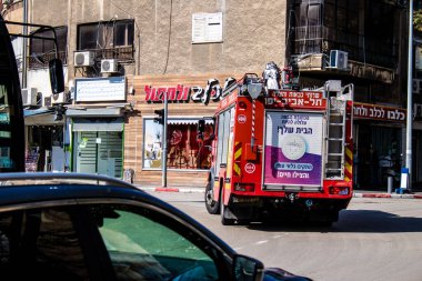 Tel Aviv, İsrail - 07 Mayıs 2022 Coronavirus salgını sırasında Tel Aviv sokaklarından geçen itfaiye aracı İsrail 'i vurdu