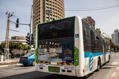 Tel Aviv, İsrail - 7 Mayıs 2022 İsrail halk otobüsü Coronavirus salgını sırasında Tel Aviv sokaklarından geçerek İsrail 'i vurdu, maske takmak zorunludur