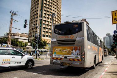 Tel Aviv, İsrail - 7 Mayıs 2022 İsrail halk otobüsü Coronavirus salgını sırasında Tel Aviv sokaklarından geçerek İsrail 'i vurdu, maske takmak zorunludur