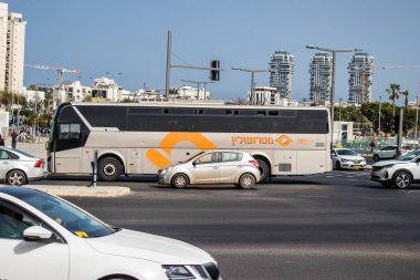 Tel Aviv, İsrail - 7 Mayıs 2022 İsrail halk otobüsü Coronavirus salgını sırasında Tel Aviv sokaklarından geçerek İsrail 'i vurdu, maske takmak zorunludur