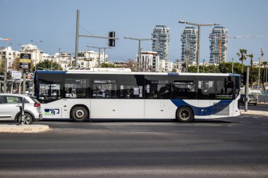 Tel Aviv, İsrail - 7 Mayıs 2022 İsrail halk otobüsü Coronavirus salgını sırasında Tel Aviv sokaklarından geçerek İsrail 'i vurdu, maske takmak zorunludur