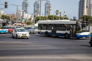 Tel Aviv, İsrail - 7 Mayıs 2022 İsrail halk otobüsü Coronavirus salgını sırasında Tel Aviv sokaklarından geçerek İsrail 'i vurdu, maske takmak zorunludur