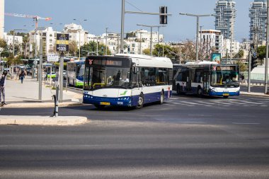 Tel Aviv, İsrail - 7 Mayıs 2022 İsrail halk otobüsü Coronavirus salgını sırasında Tel Aviv sokaklarından geçerek İsrail 'i vurdu, maske takmak zorunludur