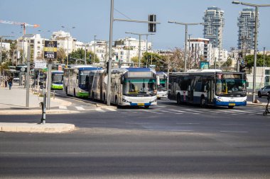 Tel Aviv, İsrail - 7 Mayıs 2022 İsrail halk otobüsü Coronavirus salgını sırasında Tel Aviv sokaklarından geçerek İsrail 'i vurdu, maske takmak zorunludur