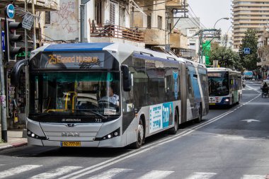 Tel Aviv, İsrail - 7 Mayıs 2022 İsrail halk otobüsü Coronavirus salgını sırasında Tel Aviv sokaklarından geçerek İsrail 'i vurdu, maske takmak zorunludur
