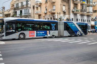 Tel Aviv, İsrail - 7 Mayıs 2022 İsrail halk otobüsü Coronavirus salgını sırasında Tel Aviv sokaklarından geçerek İsrail 'i vurdu, maske takmak zorunludur