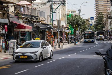 Tel Aviv, İsrail - 07 Mayıs 2022 Coronavirus salgını sırasında Tel Aviv sokaklarında araba sürmek, maske takmak zorunludur.