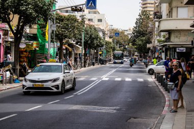 Tel Aviv, İsrail - 07 Mayıs 2022 Coronavirus salgını sırasında Tel Aviv sokaklarında araba sürmek, maske takmak zorunludur.